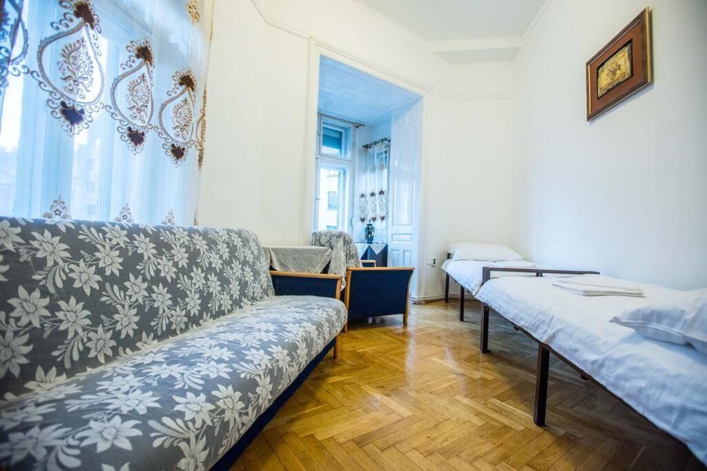Center Apartment 5 Private Room For 19 People Boedapest Buitenkant foto